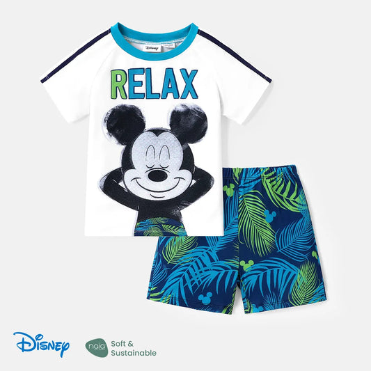 Conjunto de ropa para niño pequeño de 2 piezas con estampados de personajes y letras de Disney Mickey y sus amigos. Incluye una camiseta de manga corta de Naia™ con estampados y pantalones cortos con estampado de plantas.